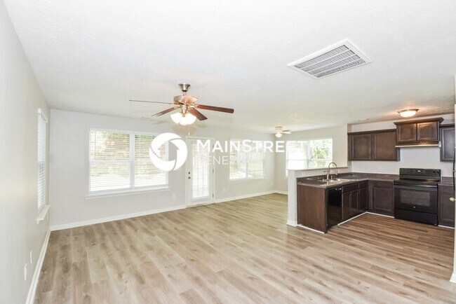 Building Photo - 3 Bedroom Pet-Friendly Home in Nashville, TN with Main Street Renewal