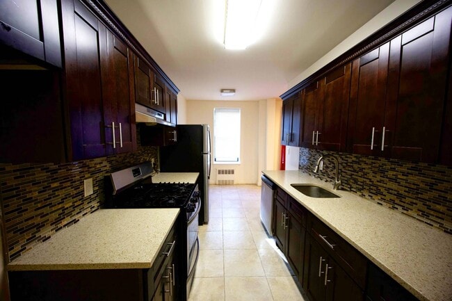 Building Photo - 2 Spruce St