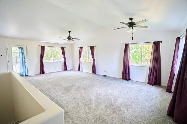 Building Photo - 850 E 550 S