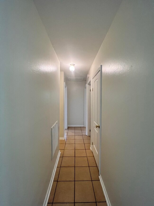 Building Photo - 3611 S Lakewood Dr