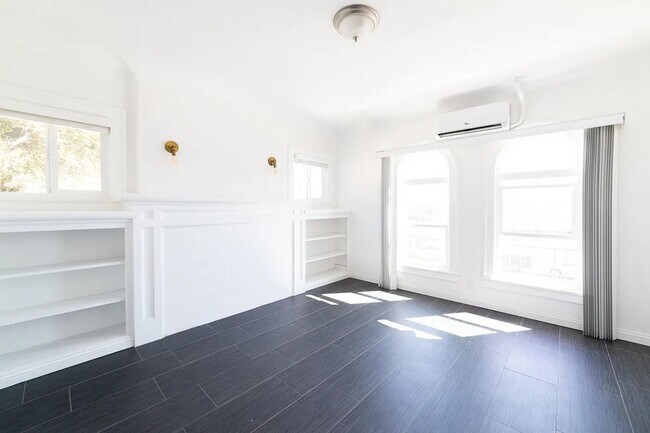 Building Photo - Bright and airy 2-bedroom 2-bath in Mid- City