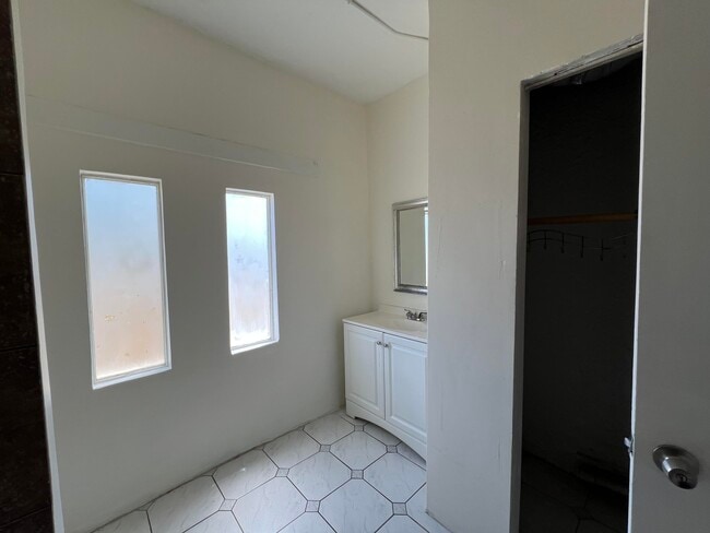 Building Photo - 4211 Parker Ave