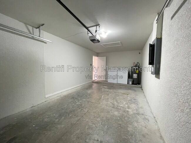 Building Photo - 2413 Millie Ave S