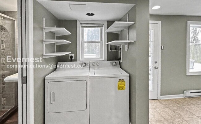 Building Photo - 3 Bed/2 Bath Home with Off-Street Parking / Pet-Friendly / Available Now!