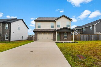 Building Photo - Pet Friendly Three Bedroom!