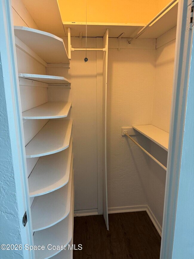 Building Photo - 204 W Alma Dr