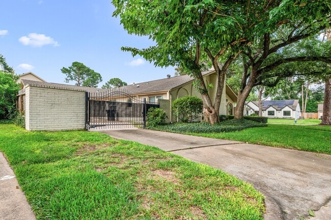 Building Photo - 2227 Parana Dr