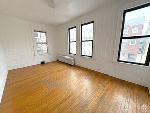 Building Photo - 725 Warren St