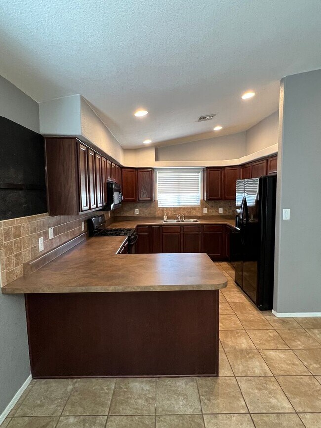 Building Photo - 3 BEDROOM HOME IN ARABY CROSSING!