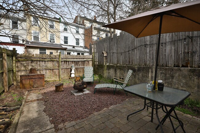 Building Photo - 204 Baldwin St