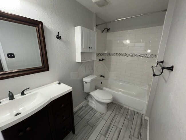 Building Photo - 601 Sutton Dr