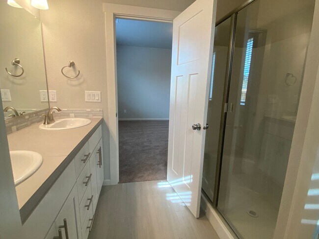 Building Photo - LONGVIEW AREA RANCH STYLE HOME ON LARGE CO...