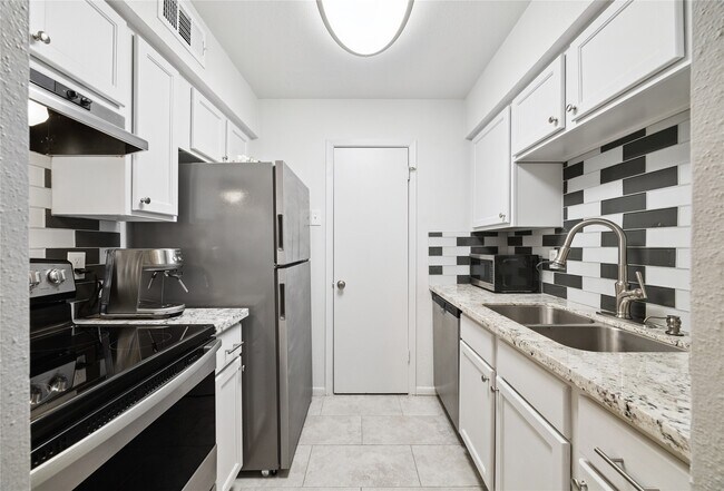 Building Photo - 7555 Katy Fwy