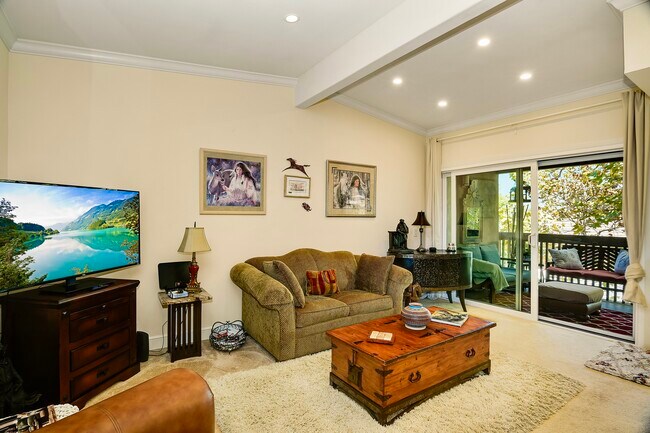Building Photo - 8840 Villa La Jolla Dr
