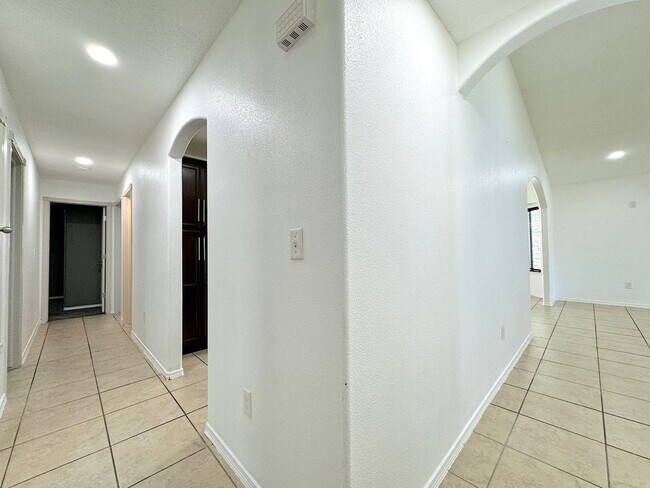 Building Photo - Sandstone Ranch Estates 4Bed Refrig A/C by...