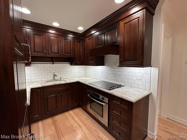 Building Photo - 444 Chester St