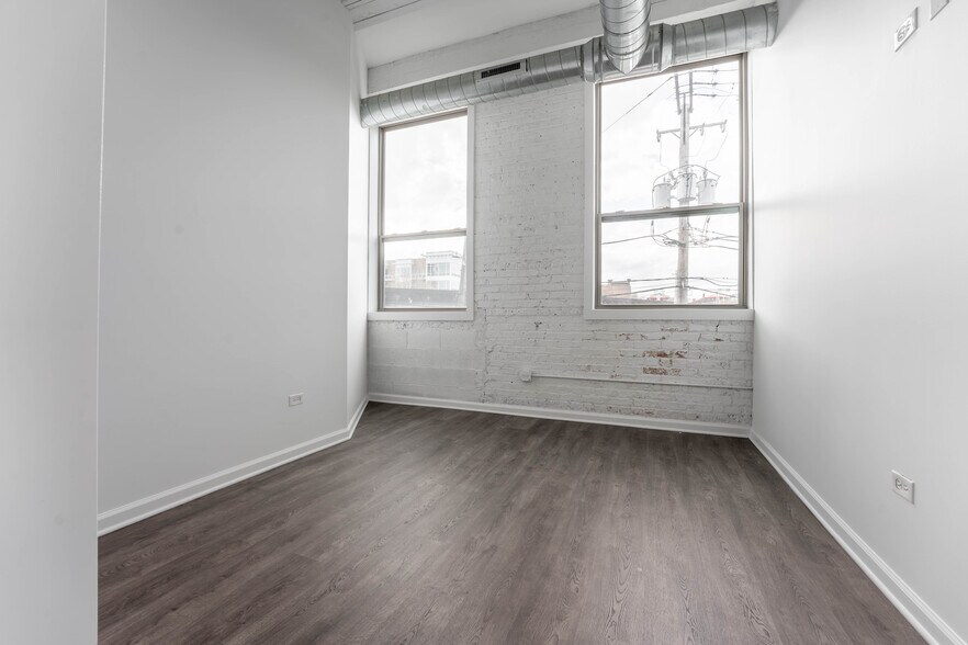 Building Photo - 932 W Dakin St