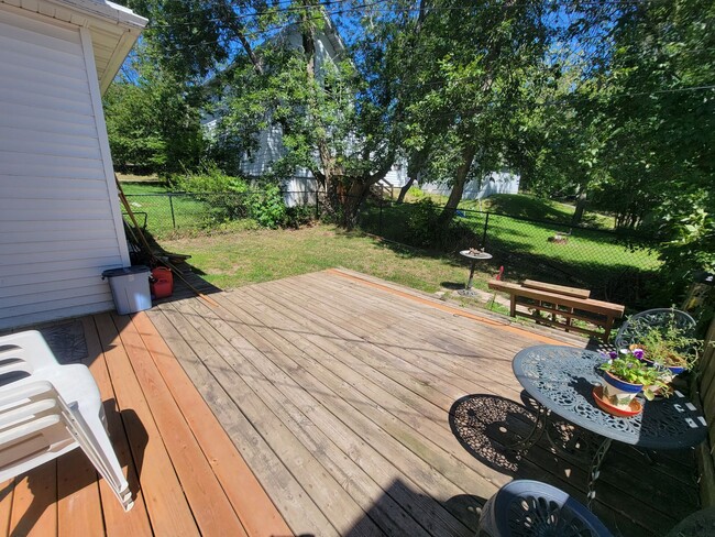 Building Photo - AVAILABLE NOW - 3 BED 1 BATH Home!