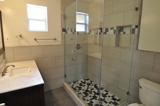 Building Photo - 1046 Fewtrell Dr