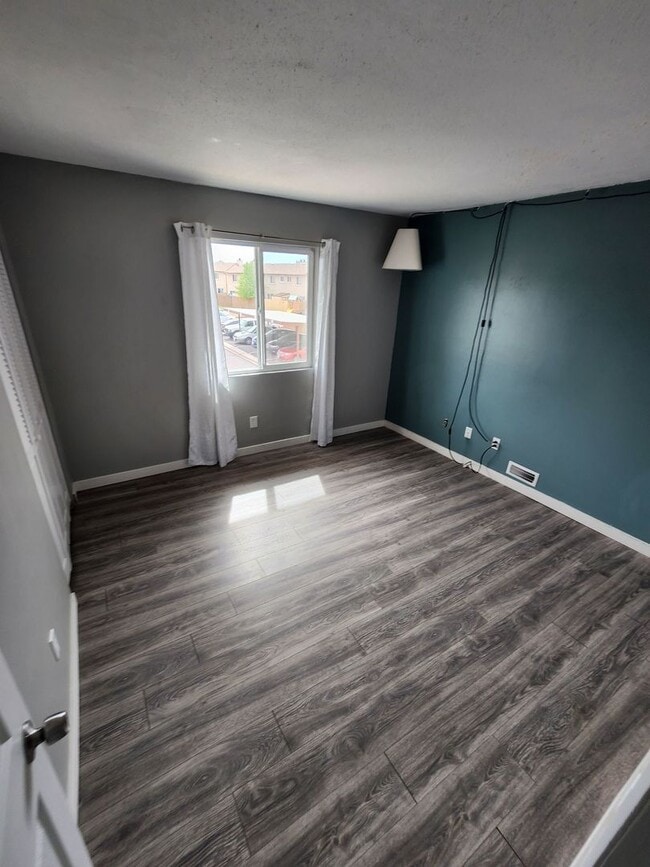 Building Photo - Welcome To This Beautifully Updated 2 Bed Townhome