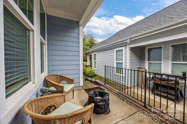 Building Photo - 113 Mac Aly