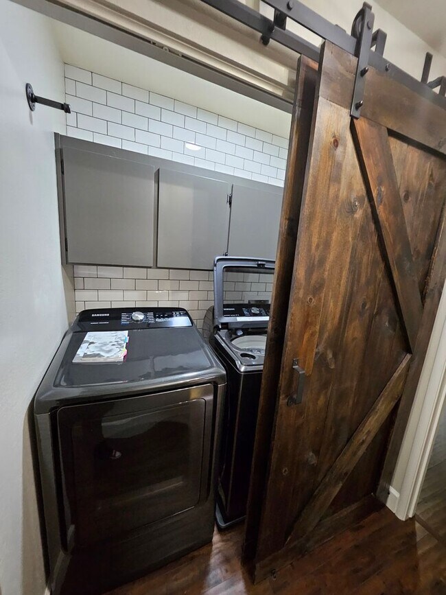 Building Photo - Stylish 2-Bed, 2-Bath Home with Generous Den in The Meadows