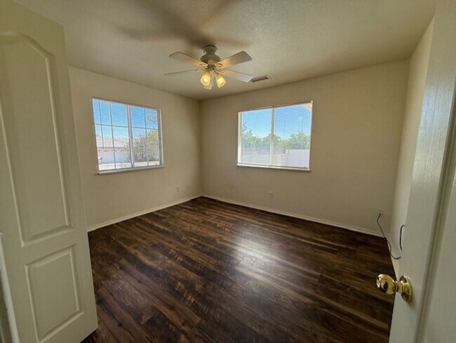 Building Photo - Occupied Do Not Disturb Tenant 3 Bedroom Plus Den & 2 Bath home Contact Property Pros Property Ma...