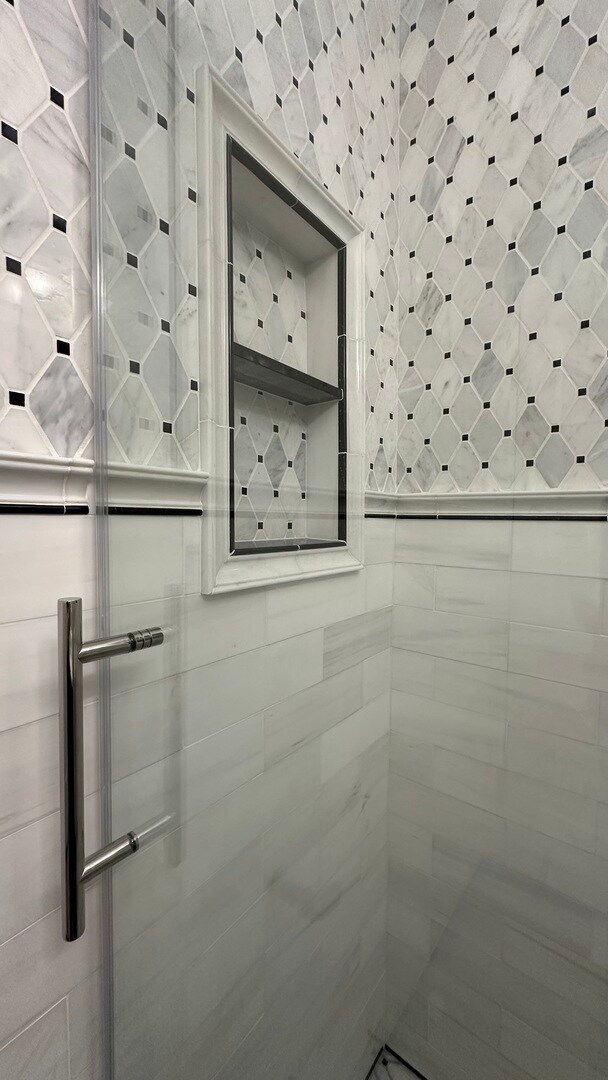 Building Photo - 1205 W Sherwin Ave