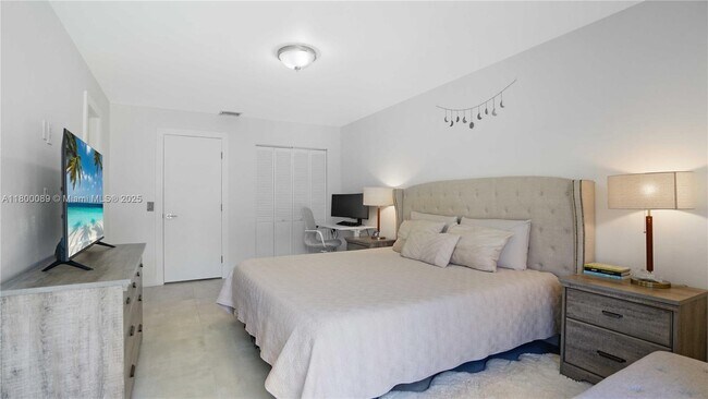 Building Photo - 16887 Royal Poinciana Dr
