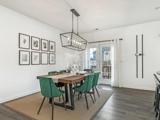 Building Photo - 4027 Zilker Park Dr