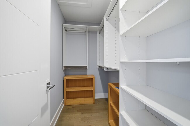 Building Photo - 725 W 17th St