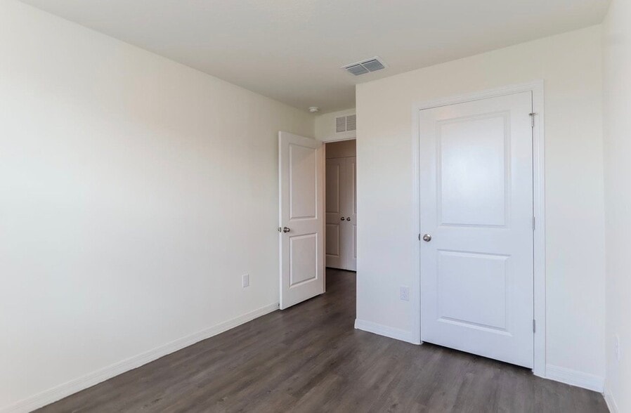 Building Photo - 3648 Fulton Ferry Ln