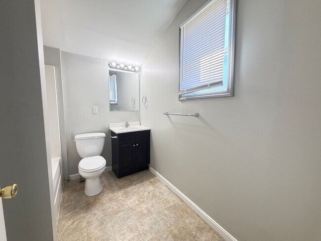 Building Photo - Beautiful Maintained 2 Bed and 1 Bath Shotgun House!