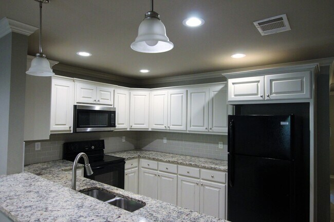 Building Photo - Beautiful 2 Bedroom, 2 Bathroom Townhome in South Tyler – Whitehouse ISD! 1/2 OFF FIRST FULL MONTH!