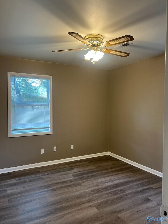 Building Photo - 1002 Lowell Dr SE