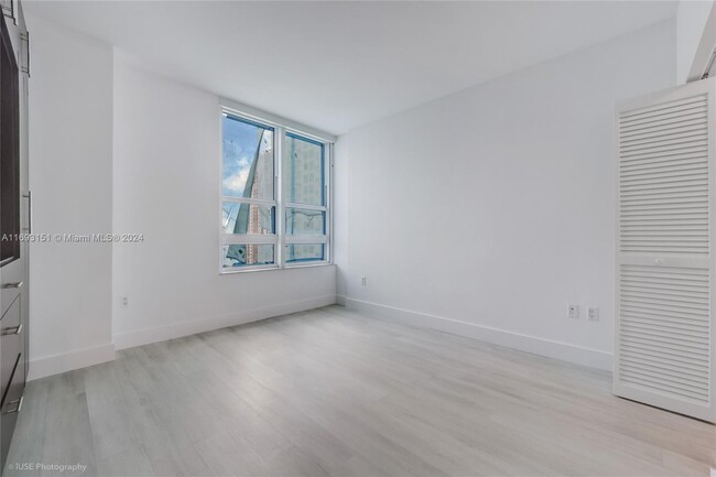 Building Photo - 950 Brickell Bay Dr