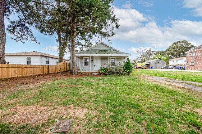 Building Photo - CHARMING 3 BEDROOM 1 BATH NEAR LITTLE CREEK & SHORE DR