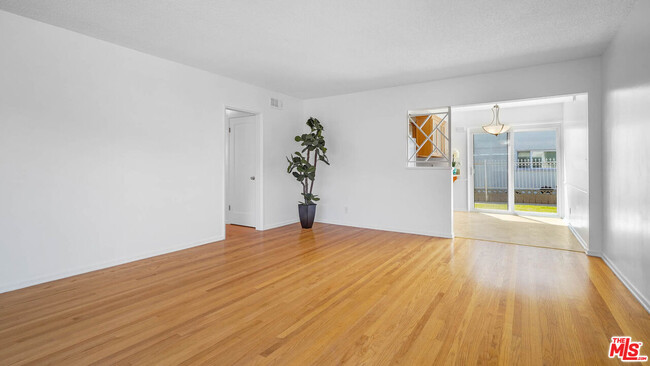 Building Photo - 5320 W 57th St
