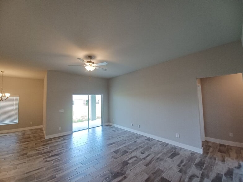 Building Photo - 4/2 Single Family Home