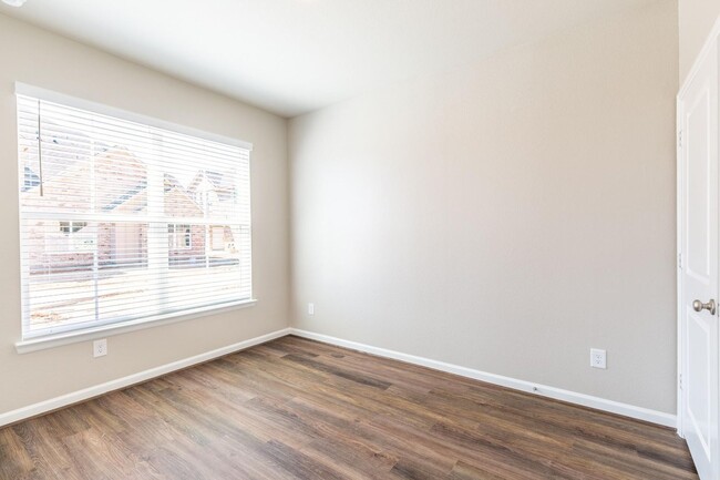 Building Photo - 111 Park Place Cir