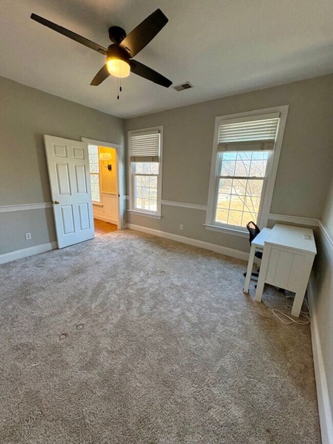 Building Photo - Spacious Five Bedroom Home in Mount Pleasant