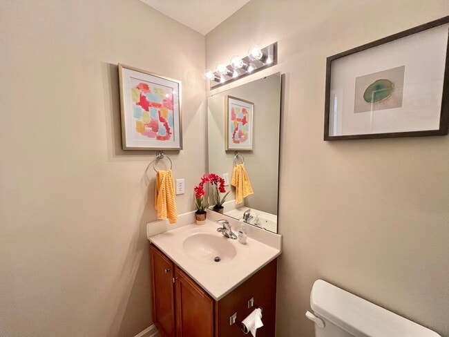 Building Photo - Beautiful 3BD, 2.5BA Raleigh Townhome in t...