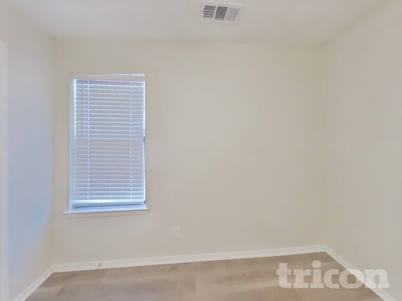 Building Photo - 820 Oak Grove Ln