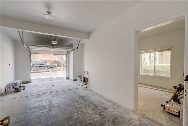 Building Photo - 545 Lands End Way