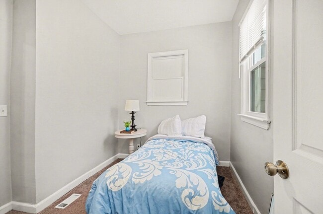 Building Photo - Bright, Clean 3 bed/1 bath- Move In Ready