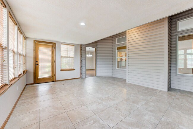 Building Photo - Beautiful 3x2 with Sunroom in Yukon