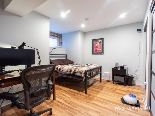 Building Photo - 2611 W Cortland St