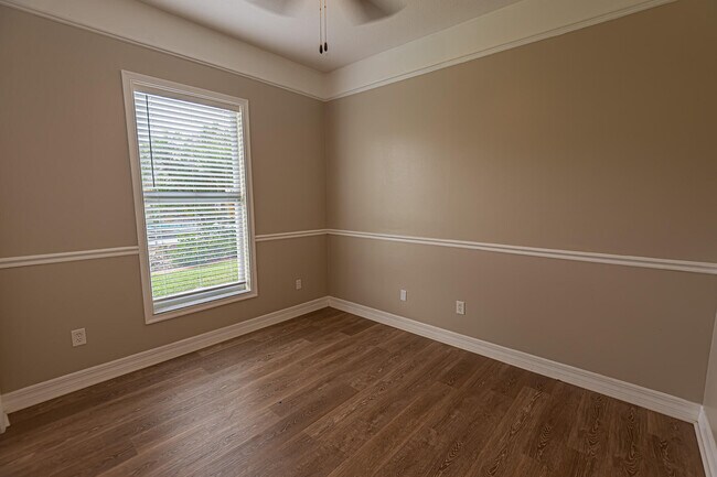 Building Photo - 1326 SW Briarwood Dr