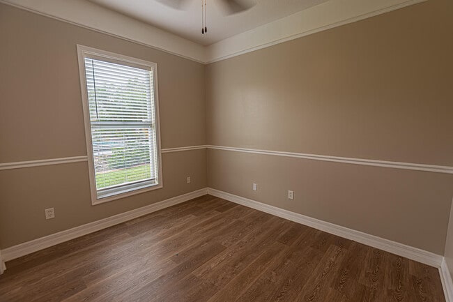 Building Photo - 1326 SW Briarwood Dr