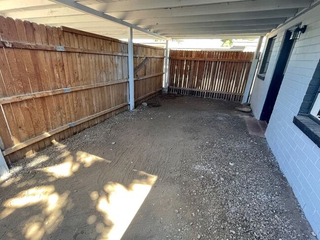 Building Photo - Fenced Yard In Blenman-Elm Neighborhood